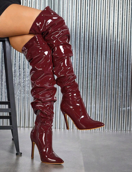 Glänzend rote Overknee-Stiefel aus Lackleder – Spitz zulaufende Zehenpartie, Stiletto-Absatz