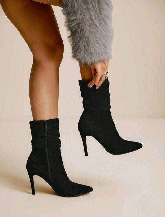 Damen slouchy Stiefeletten mit hohem Absatz – elegante Booties mit spitzer Kappe