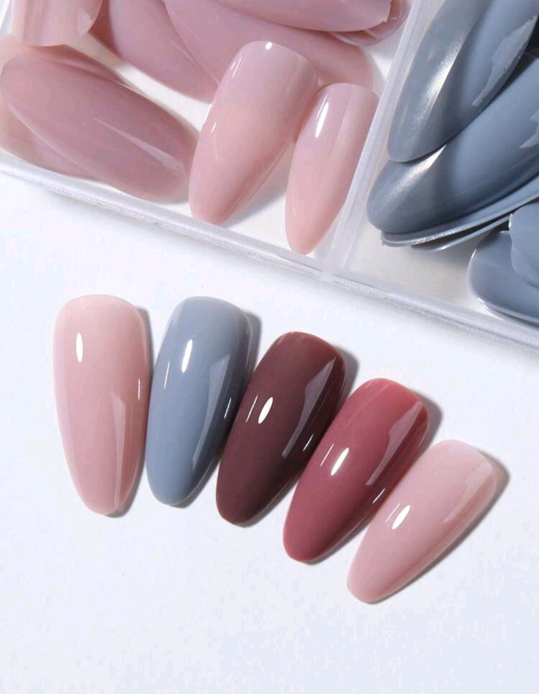 4-in-1 Nude Press-On Nails Set – glänzende Mandelform (verschiedene Farben)
