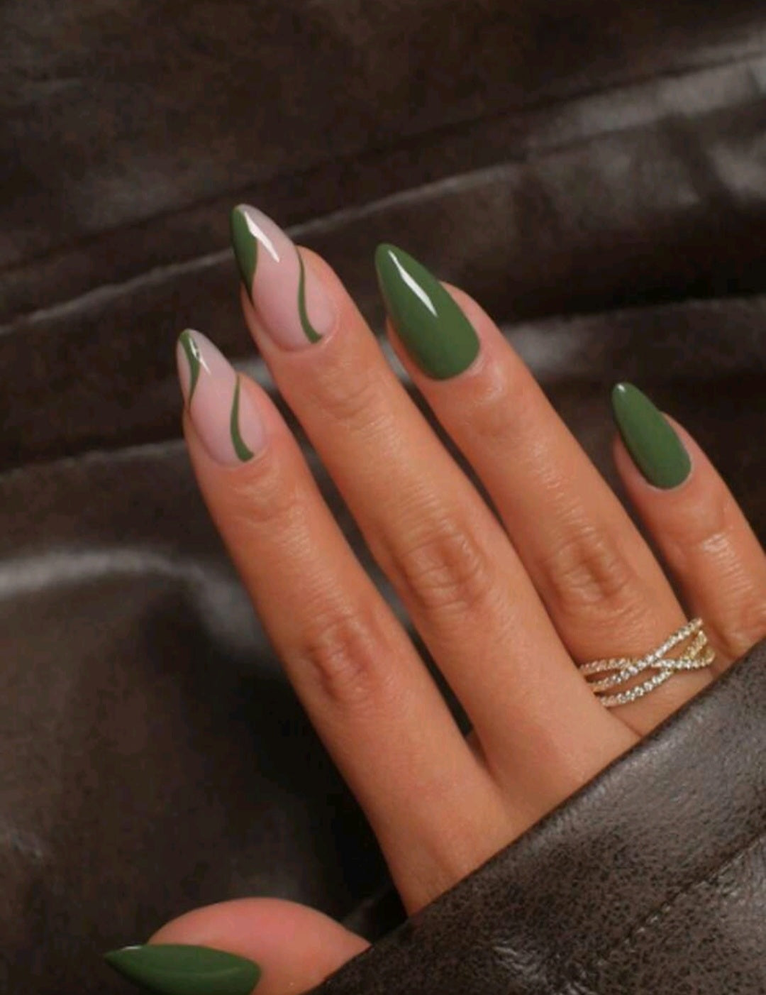 Grüne Swirl Press-On Nails – Glänzendes Mandel-Design-Set im modernen Stil