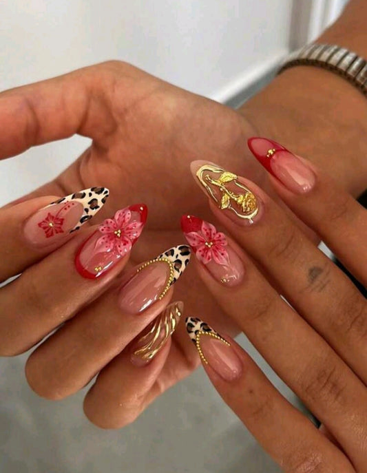 Luxuriöse Press-On-Nägel im Design-Mix – Set mit Blumen-, Leoparden- und Golddetails