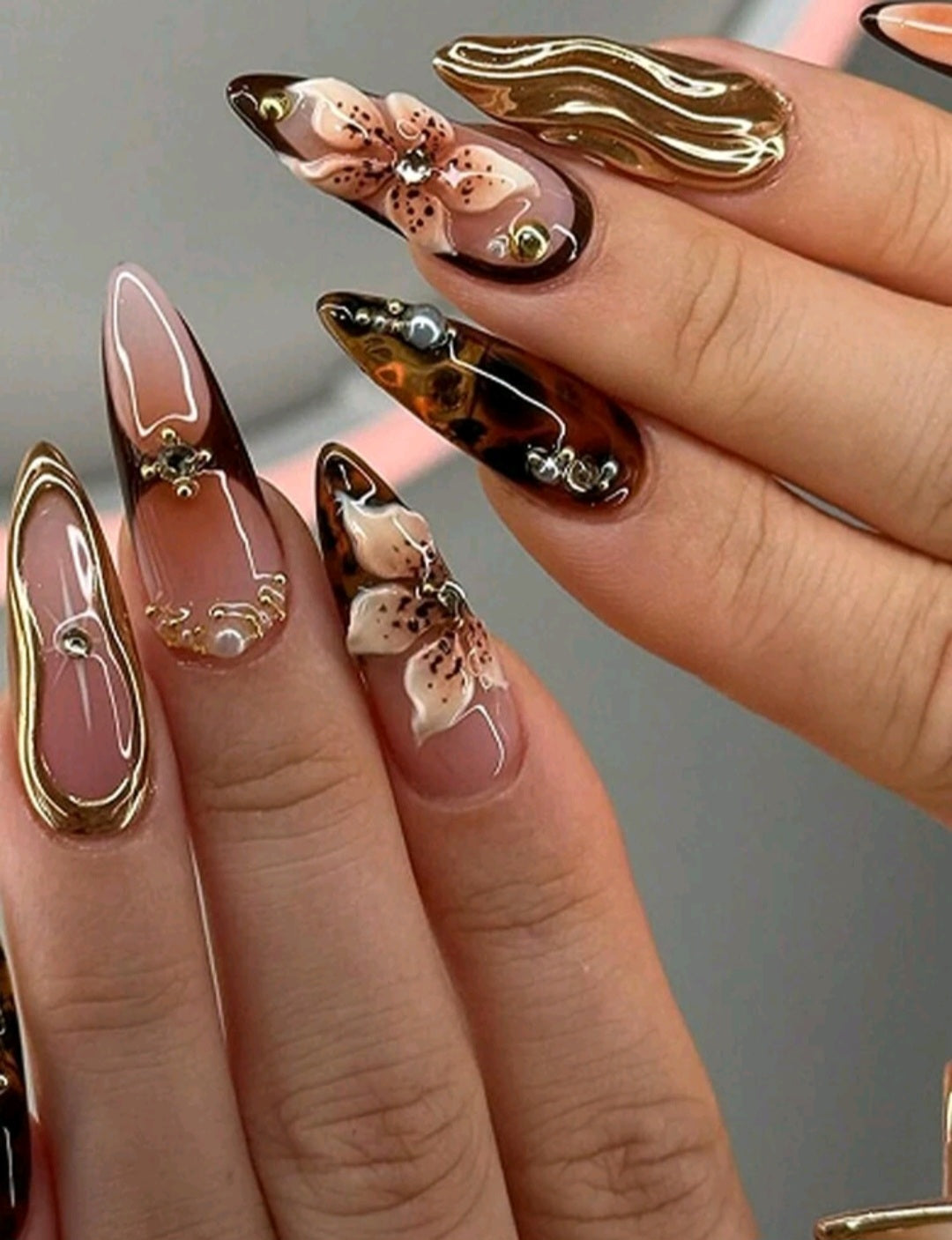 Luxuriöse braune Marmor- & Blumen-Press-On-Nägel – Glamour-Set mit Gold-Details
