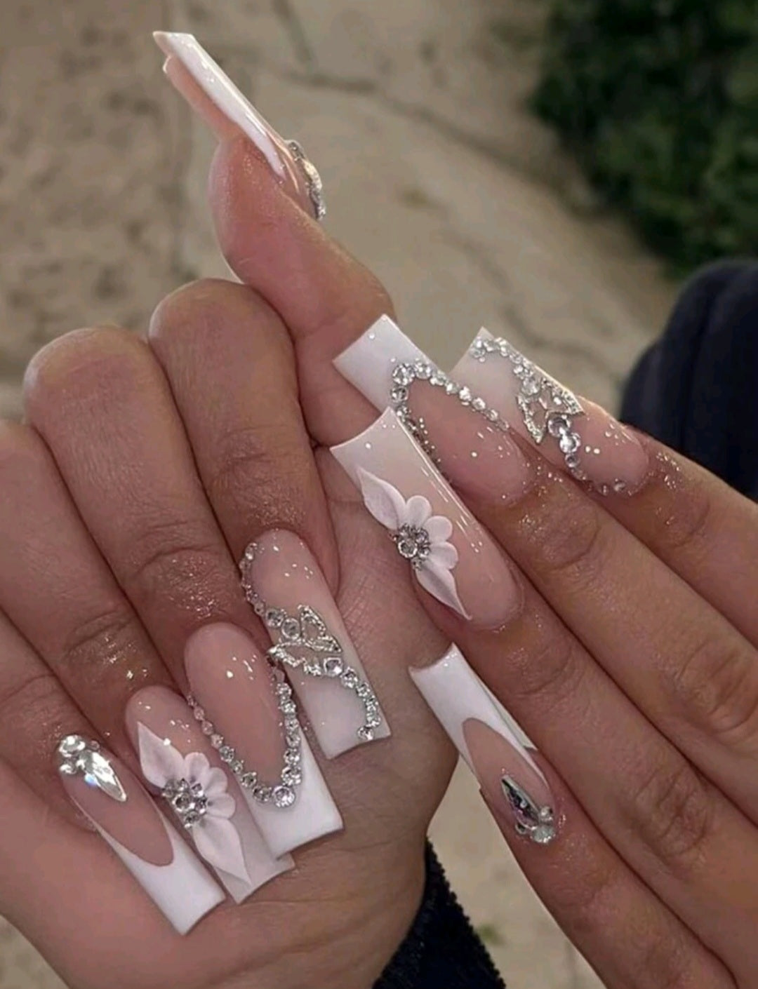 Luxuriöse weiße Kristall French Tip Press-On-Nägel – 3D florales Strass Coffin-Set