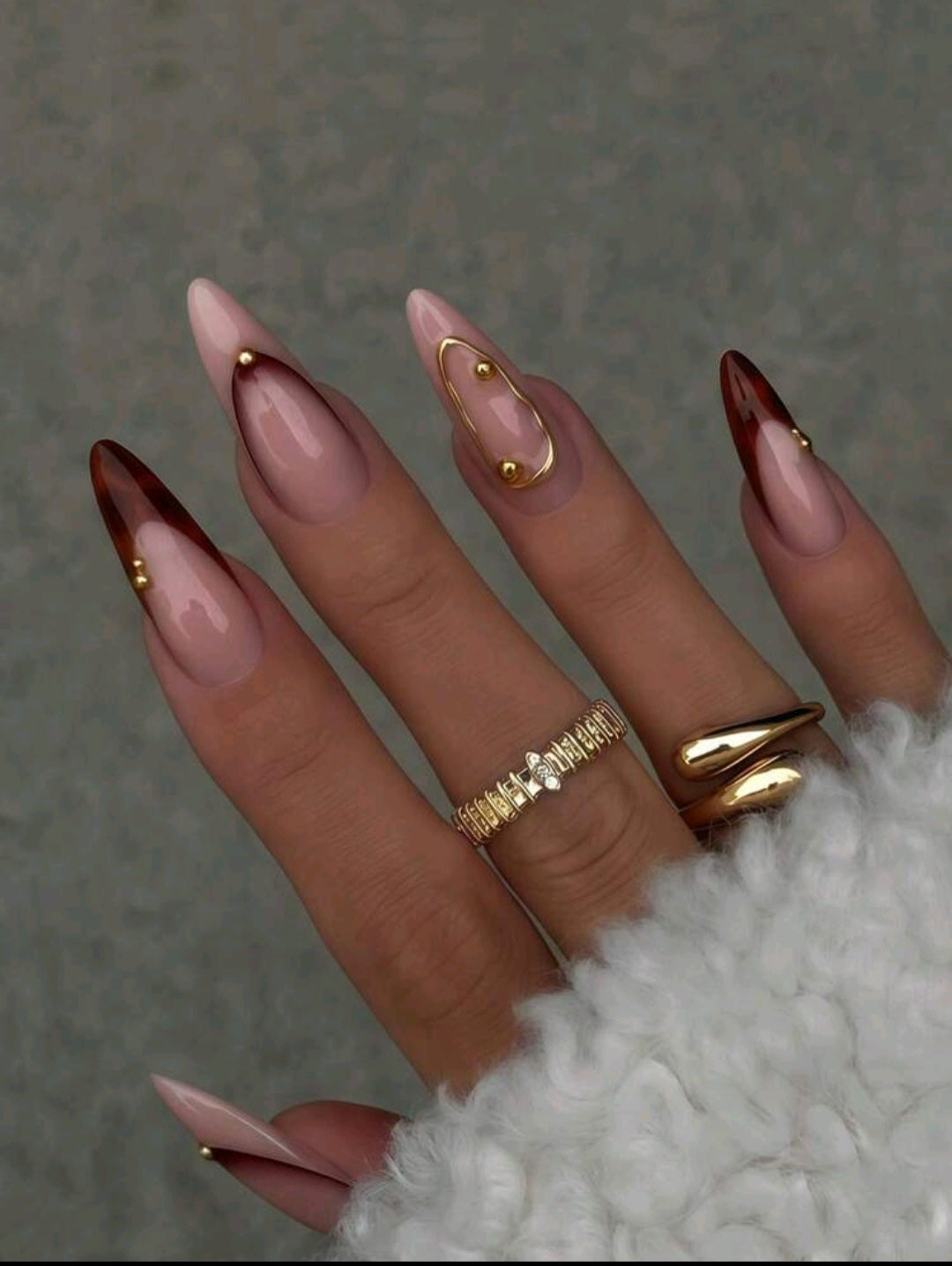 Braune French Tip Stiletto Nägel – Nude Glänzendes Goldakzent Press-On Set