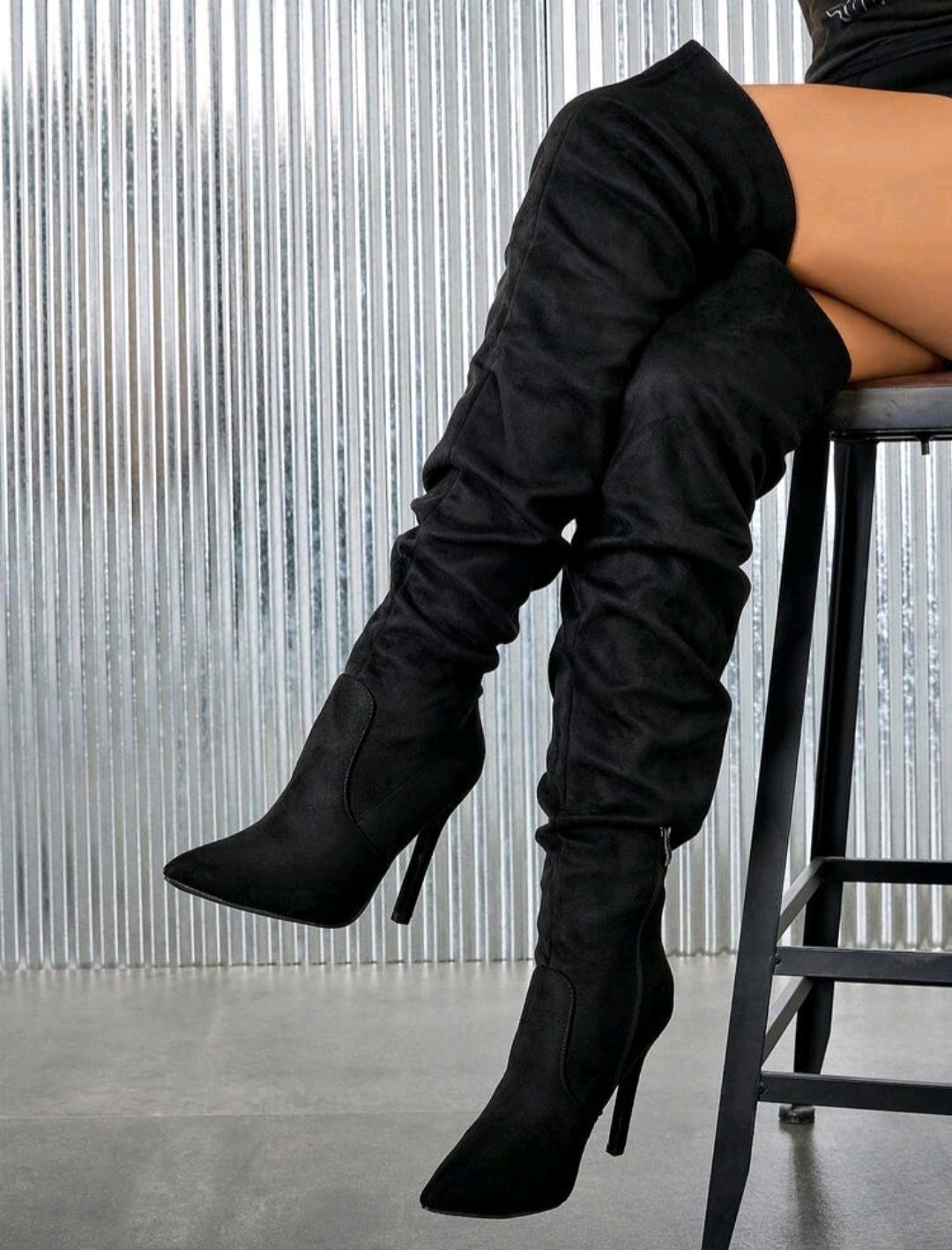 Klassische Overknee-Stiefel aus schwarzem Wildleder – Spitzer Zehenbereich, Stilettoabsatz