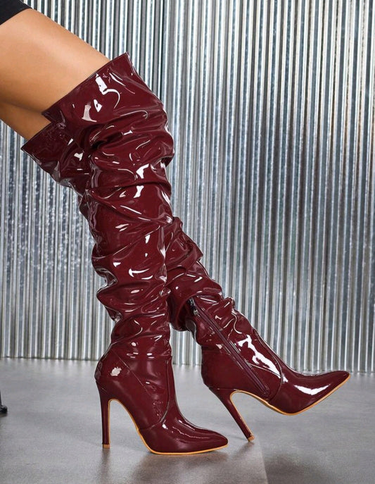 Glänzend rote Overknee-Stiefel aus Lackleder – Spitz zulaufende Zehenpartie, Stiletto-Absatz