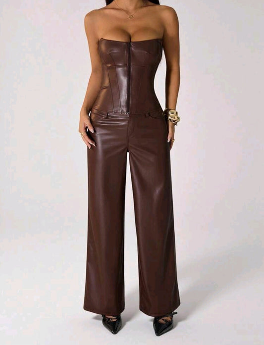 Brauner trägerloser Jumpsuit aus Kunstleder – weite Passform