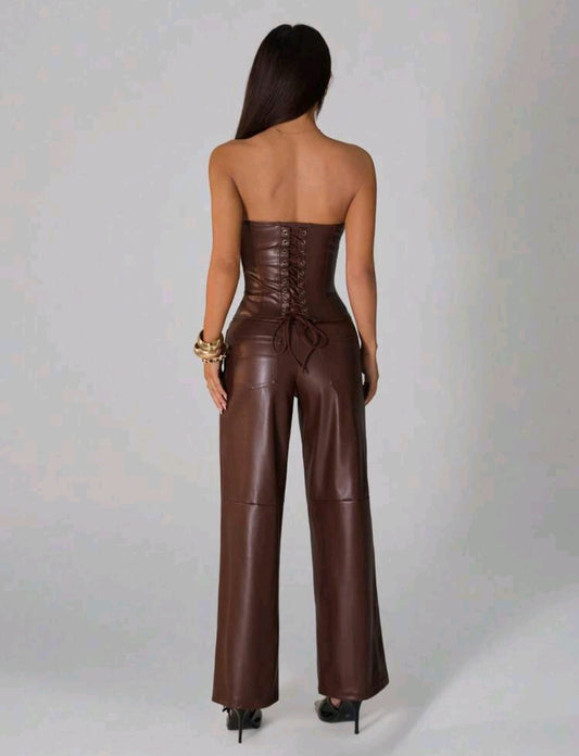 Brauner trägerloser Jumpsuit aus Kunstleder – weite Passform