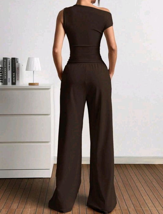 Braunes 2-teiliges Set – One-Shoulder-Top und weite Hose